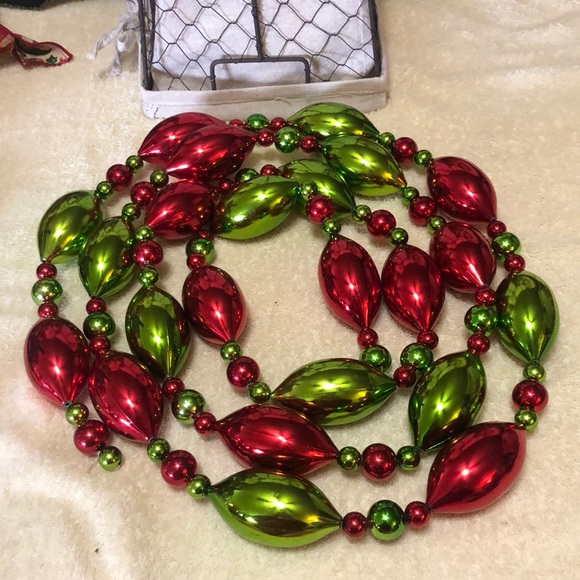 57” (4.74 feet) of Red & Green Plastic Bead Garland - Picture 1 of 1